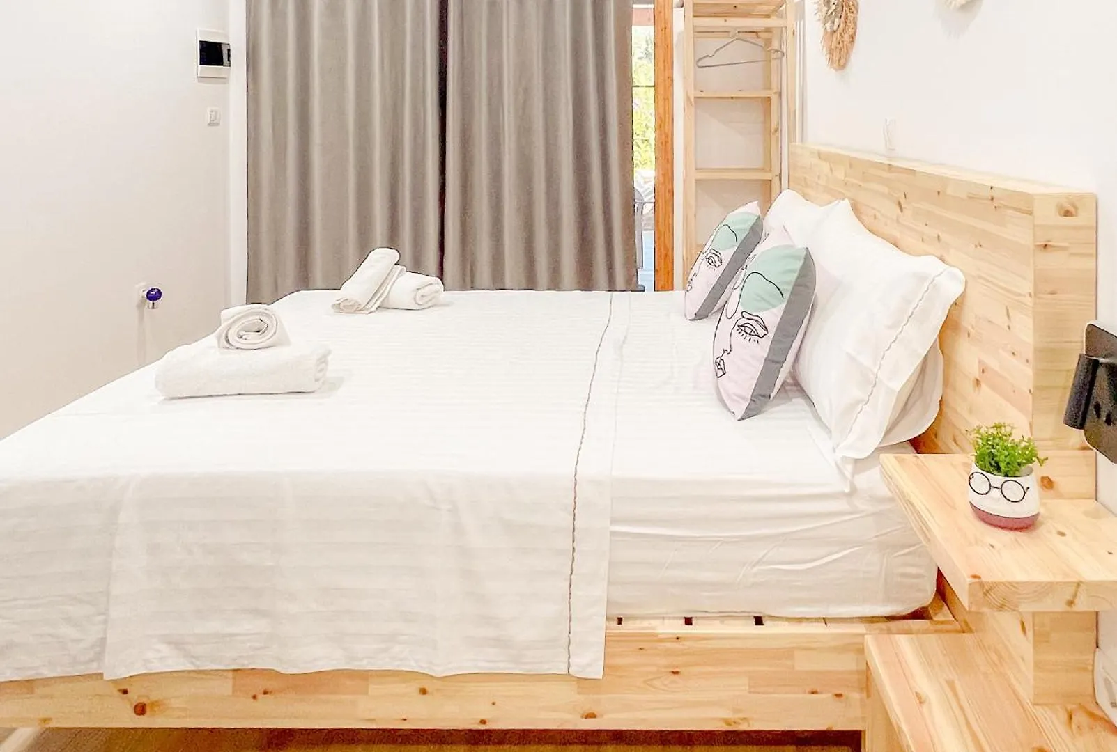 Village View Apartments Himare